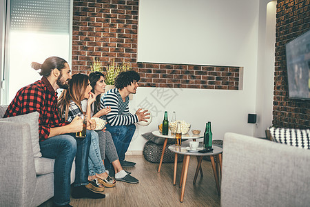 千年发展目标的预期目标男人房间电视女士团队运动乐趣瓶子水平扇子图片