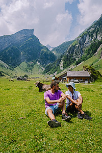 瑞士Ebenalp阿尔卑斯山的阿彭策尔附近Swiss Alps奶牛男人旅行全景旅游夫妻观光高山森林湖泊图片