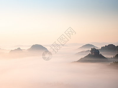 山上白雾 长速度的假冒 雨夜后新一天图片