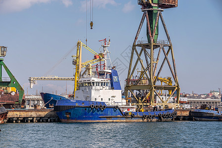 乌克兰切尔诺莫尔斯克造船厂拖船货物血管工作运输造船港口工人甲板船运绘画图片