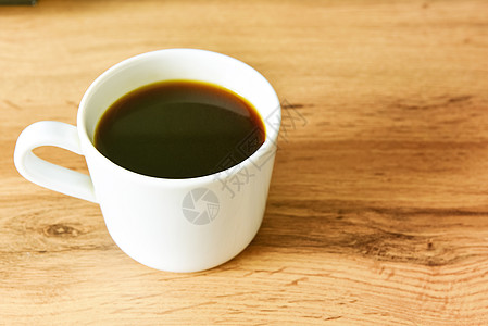 黑咖啡的白色杯子 在木制表面上饮料陶瓷香气正方形制品墙纸早餐桌子咖啡店商业图片