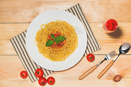 顶端的意大利面 有番茄酱和肉 在木制桌上肉丸盘子午餐白色食物美食猪肉烹饪面条熏肉图片