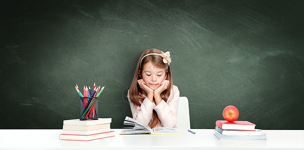 现代 快乐和可爱的少女学校女孩的肖像青少年桌子女性小学生幸福阅读课堂幼儿园知识青年图片