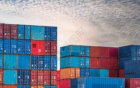 集装箱物流 货运和航运业务 用于进出口物流的集装箱船 集装箱运费 物流业 反对白色天空的蓝色和红色容器卡车运输的图片