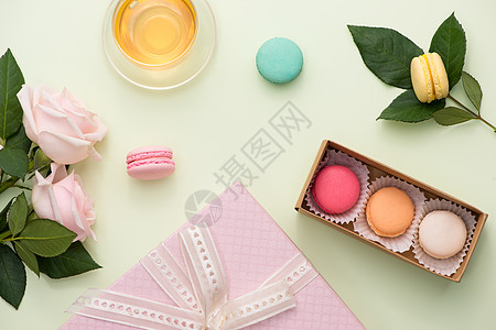 法国马卡龙 许多变异的甜甜玛卡龙 在餐桌上装满了粉红玫瑰花束的盒子里咖啡粉色礼物蛋糕甜点花朵白色食物巧克力桌子图片