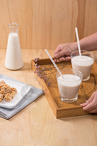 奶制品 一瓶牛奶和一杯牛奶 在木制桌上配有杏仁糖桌子奶牛营养木头液体早餐水壶饮料杯子玻璃图片
