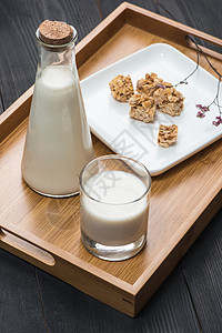 奶制品 一瓶牛奶和一杯牛奶 配有杏仁糖果 在生锈的木制桌上瓶子奶油状桌子玻璃早餐饮食酸奶奶油食物营养图片