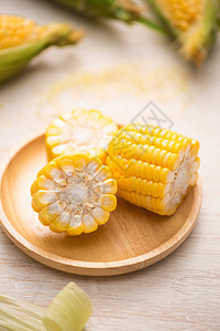 甜玉米 在木制桌上的椰子上的新鲜玉米食物场地营养粮食农业白色绿色耳朵农场棒子图片