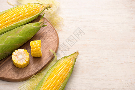 甜玉米在小牛肉上 在木制餐桌上的切割板上植物粮食棒子绿色食物农业蔬菜黄色叶子玉米图片