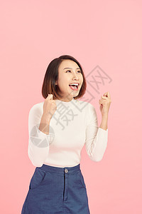 一个兴奋的亚洲女商务人士的肖像 看着被粉红背景隔绝的相机女士微笑工作商务成人商业情感人士女性女孩图片