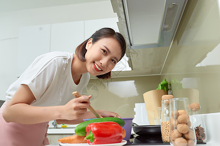 年轻女子在厨房里做饭 健康食品 节食的概念 健康的生活方式 在家做饭 准备食物女孩台面乐趣面粉盘子烹饪香料食谱围裙女士图片