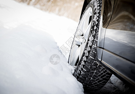 冬季驾车 下着大雪降雪森林天气旅行小路季节运输车轮风景车辆图片