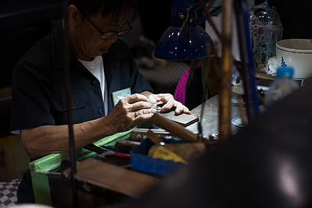 泰国珠宝商在一个讲习班上制作精美珠宝工艺工作制造业店铺手工宝石金匠工匠石头男人图片
