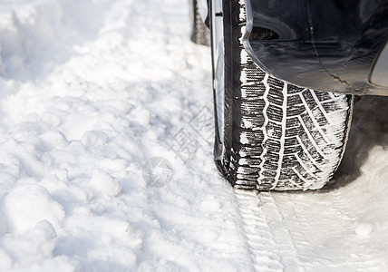 冬季驾车 下着大雪危险运输交通降雪树木旅行季节风景车道车辆图片