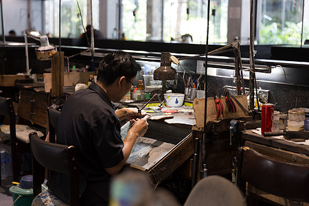 泰国珠宝商在一个讲习班上制作精美珠宝制造业男人当铺店铺工作手工金匠首饰作坊戒指图片