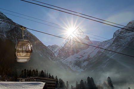 滑雪度假胜地有电缆汽车活动自然旅游运输太阳高架绳索风景阳光季节图片