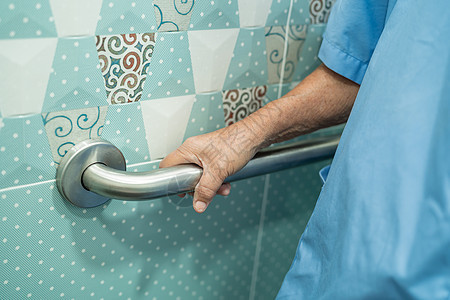 亚洲老年或老年老年妇女患者在护理医院病房使用斜坡人行道手柄安全与帮助支持助理健康强的医疗理念洗手间栏杆减值卫生间酒吧合金苗圃房间图片