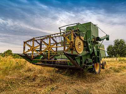 旧绿色联合企业收割器小麦农机农田机器粮食收成谷物植物拖拉机草地图片
