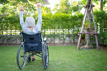 亚洲老年或老年老妇人病人在轮椅上锻炼 在家庭花园里享受新鲜快乐 健康强健的医疗理念图片