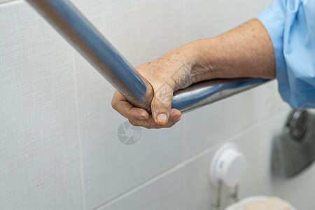 亚洲老年或老年老妇人病人在护理医院病房使用厕所浴室手柄安全 健康强大的医疗理念人士退休减值照片铁轨苗圃座位房间汽车洗手间图片