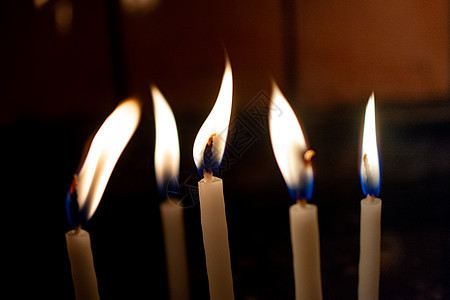 圣诞节背景上的蜡烛火 蜡烛在晚上燃烧宗教教会黄色沉思烛光辉光灯芯庆典烧伤火焰图片