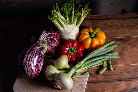 配有切菜板的蔬菜成分香菜沙拉烹饪萝卜农业洋葱营养叶子美食盘子图片