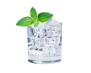 一杯冰杯 冷水的立方体 和新鲜薄荷叶 在夏季饮用图片