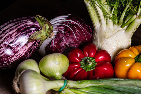 配有切菜板的蔬菜成分花园食物美食营养萝卜洋葱香菜黄瓜土豆饮食图片