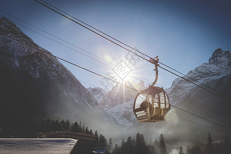 滑雪度假胜地有电缆汽车太阳电梯闲暇旅游阳光全景缆车高架活动运输图片