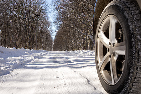 冬季驾车 下着大雪场景车辆交通车道暴风雪森林天气降雪汽车季节图片