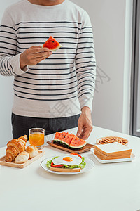 带着爱心的年轻人准备早餐牛奶食物杯子浆果玻璃甜点饮食水果桌子盘子图片