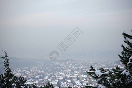 来自伊斯坦布尔市的冬季风景 房子被雪盖着文化场景旅游景观全景窗户城市火鸡天际旅行图片