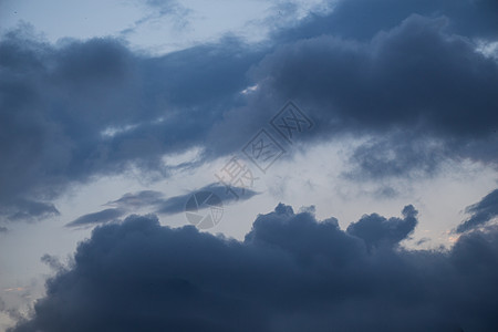 灰色云雾部分覆盖天空场景飓风气氛风暴阳光雷雨晴天天气气象气候图片