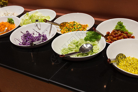 自助餐中新鲜沙拉的种类繁多玉米服务酒店蔬菜食物午餐盘子托盘派对接待图片