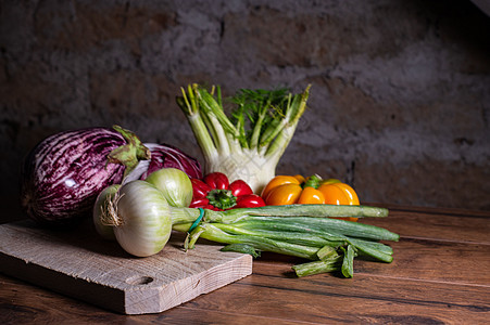 配有切菜板的蔬菜成分盘子饮食营养辣椒美食洋葱厨房食物叶子烹饪图片