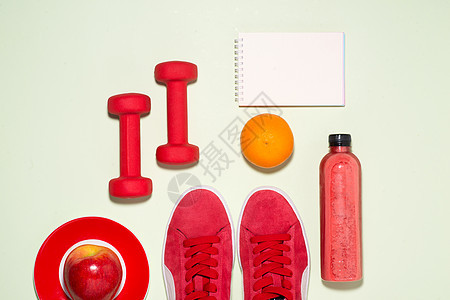 适合性格概念 香肠 苹果 哑铃和果汁瓶装糊面颜色背景白色重量磁带控制沙拉食物笔记床单健康午餐图片