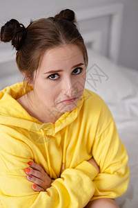 穿着黄连帽衫的迷人可爱年轻女子女士广告快乐青少年黄色图片