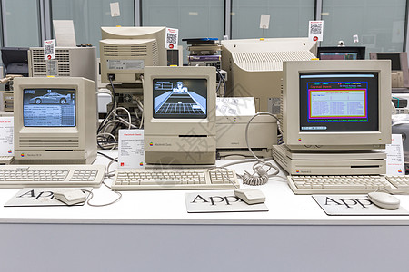 俄罗斯莫斯科2018 年 6 月 11 日 俄罗斯莫斯科博物馆的旧原苹果 Mac 电脑技术电子产品科学古董发明展示工具键盘桌面屏图片