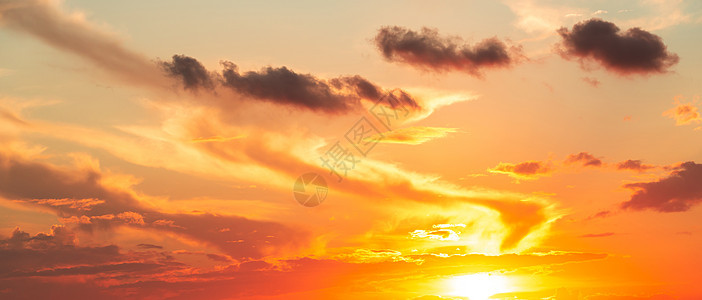 橙色和红色戏剧日落或日出天空 以云为背景太阳晴天蓝色场景戏剧性气氛天气金子阳光天堂图片