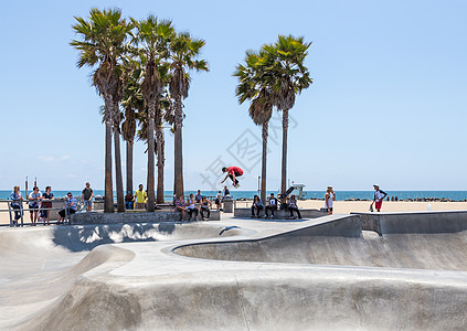 美国威尼斯2015 年 5 月 21 日 威尼斯海滩 加利福尼亚州滑板公园的溜冰者 威尼斯海滩是洛杉矶县最受欢迎的海滩之一水池人图片