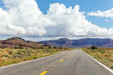 公路高速公路地平线沙漠纪念碑运输旅行驾驶沥青蓝色旅游石头图片