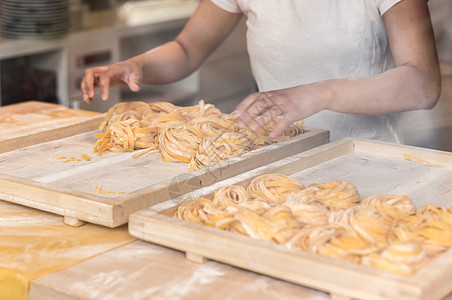 在餐厅里做新鲜自制意大利意大利意面和多利阿泰尔桌子美食黄色小麦手工面粉食谱厨房面条食物图片