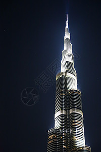 迪拜 阿拉伯联合酋长国 — 1 月 20 日 哈利法塔塔消失在 2014 年 1 月 20 日的迪拜蓝天中 它是 2010 年以图片