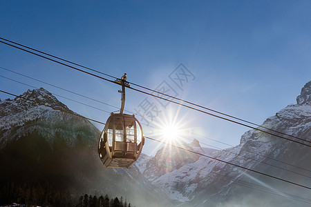 滑雪度假胜地有电缆汽车电梯爬坡天空高架闲暇全景季节缆车运动旅行图片