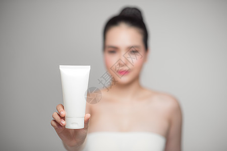 美人概念 亚洲漂亮女人的完美皮肤配着化妆品瓶治疗产品广告化妆品白色护理棕榈温泉美丽女孩图片