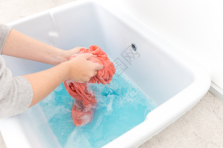 女性用手在水槽中洗彩色衣服泡沫服务棉布肥皂洗涤剂清洁工工作衬衫房间浴缸图片