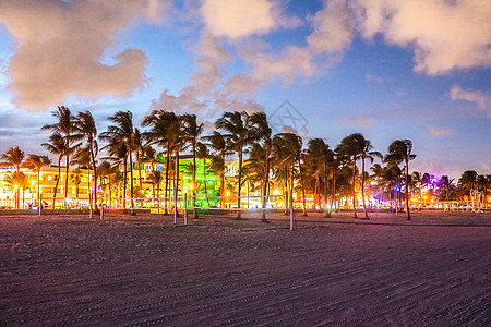 日落时速迈阿密海滩 黄昏时有棕榈树的城市天线 南部海滩有艺术业图片