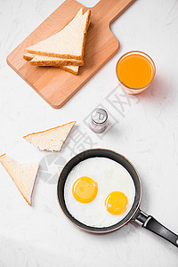 传统早餐 盘子上煎鸡蛋水煮白色蛋黄食物圆形黄色油炸美食绿色面包图片