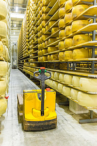 帕米基亚诺奶酪工厂生产架子 配有老起司i命令仓库农场轮子车辆店铺后勤机器运输货运图片