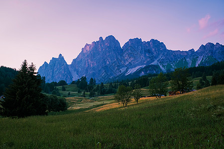 位于意大利南蒂罗尔的贝卢诺省Cortina dAmpezzo镇全景 高山绿地和背景中的大片多洛米人阿尔卑斯山脉房子山脉旅游森林远图片